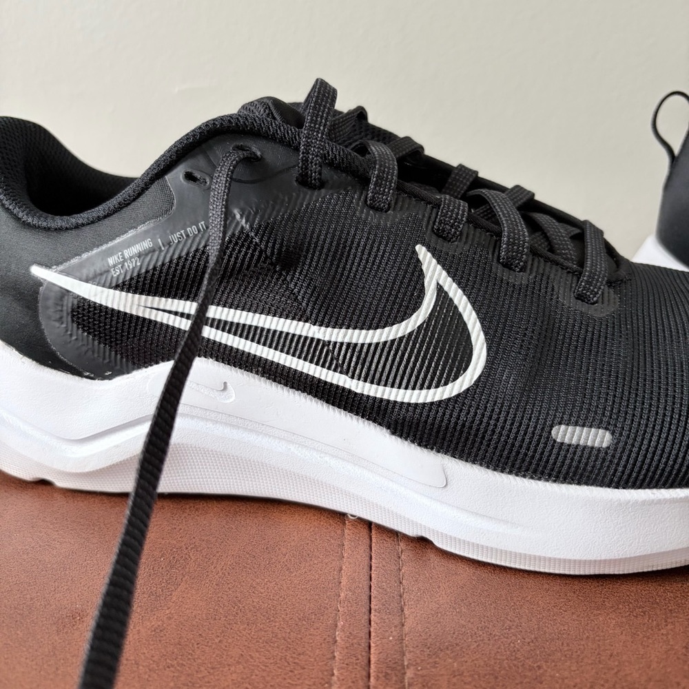 Nike Downshifter 12 Men's Running Shoes Black White Size 9 DD9293-001 - Picture 2 of 9